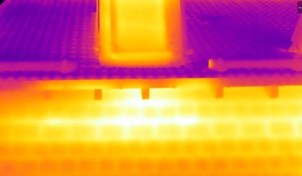 Ein Thermografiebild einer Außenwand zeigt das hier eine Außenwanddämmung nötig wäre.