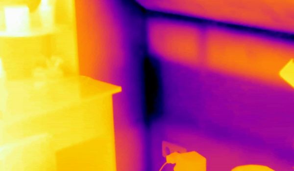 Thermografiebild einer Wohnraumecke zeigt die deutliche Abkühlung der Wand und somit eine mögliche Schimmelgefahr.