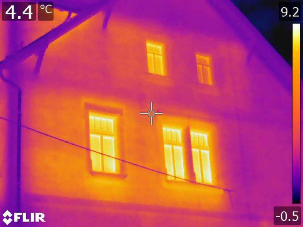 Eine Thermografieaufnahme einer Hausfassade mit der FLIR Thermografiekamera.